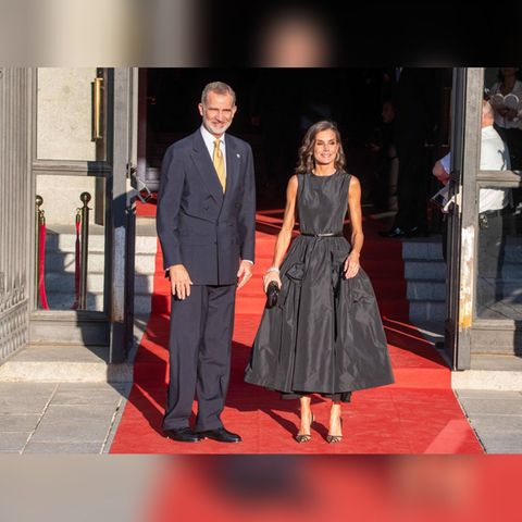 Glamourös: Königin Letizia und ihr Ehemann, König Felipe, auf dem roten Teppich bei der Theater-Eröffnung in Madrid.