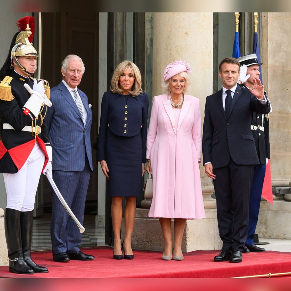 Emmanuel Macron (r.) empfängt König Charles III. in Paris - dazwischen nehmen die Gattinnen Stellung: Königin Camilla (r.) und