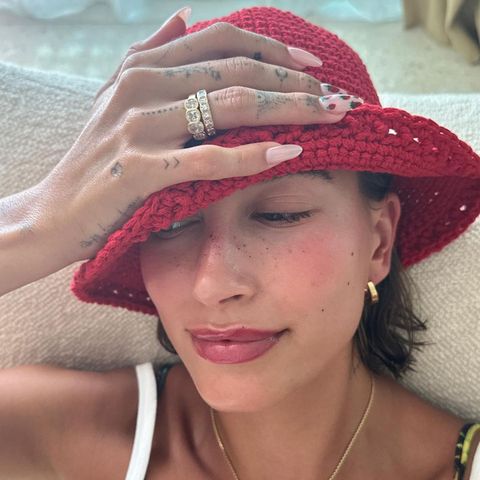 Sie hat den begehrtesten Trend der Stunde auf die Agenda gebracht: Hailey Bieber. Mit ihrem Selfie zeigt sie, wie der "Strawberry Girl"-Hype funktioniert. Das Make-up gänzlich in Rot-Töne gehüllt, wirkt es sommerlich und frisch zugleich. Besonders wichtig: Die Lippen, Wangen und den Nasenrücken in die SIgnalfarbe zu tauchen. 