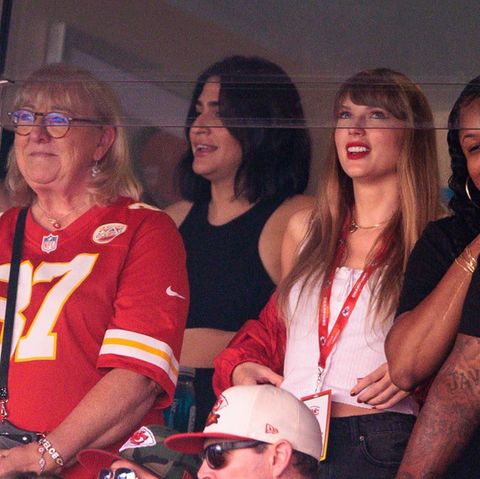 Taylor Swift und Travis Kelces Mutter, Donna Kelce (l.), feuern auf der Tribüne die Kansas City Chiefs an.