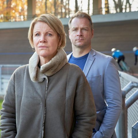 "Marie Brand und der Tote im Trikot": Marie Brand (Mariele Millowitsch) und Jürgen Simmel (Hinnerk Schönemann) beobachten gesp