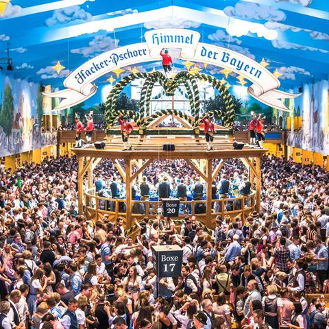 Essen, trinken, schunkeln - und ganz laut mitsingen! In diesem Jahr scheint ein 80er-Jahre-Song aus Italien zum Hit beim Oktob
