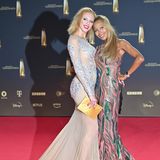 Anna Ermakova zieht zusammen mit ihrer Mutter Angela alle Blicke auf sich. Das besondere an ihrem Kleid – im Schweinwerferlicht wirkt es fast transparent, was den Look besonders aufregend macht.
