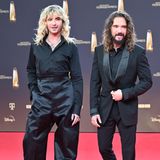 Im doppelten Mister-Charming-Dressing bringen Bill und Tom Kaulitz, die nur wenig später mit ihrem ersten Deutschen Fernsehpreis ausgezeichnet werden, Hollywood-Glamour auf auf den roten Teppich in Köln.