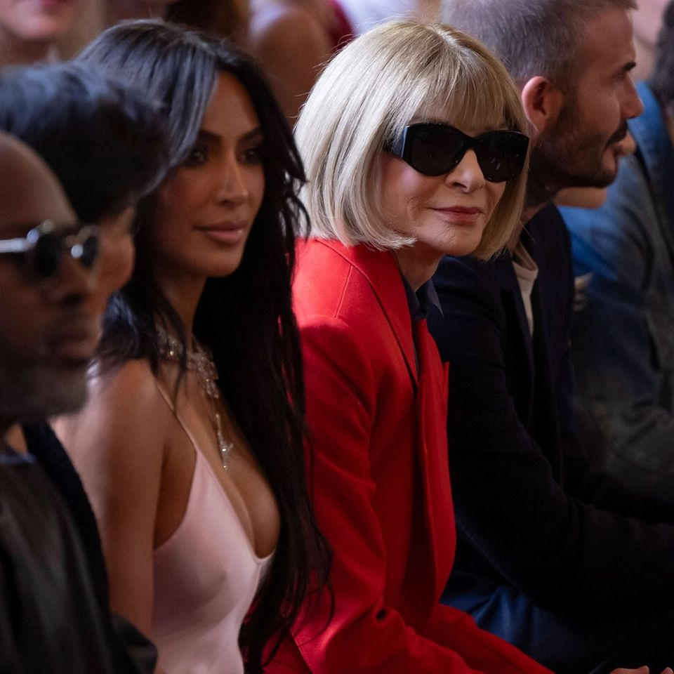 Kim Kardashian und Anna Wintour saßen bei Victoria Beckhams Fashionshow in Paris nebeneinander.