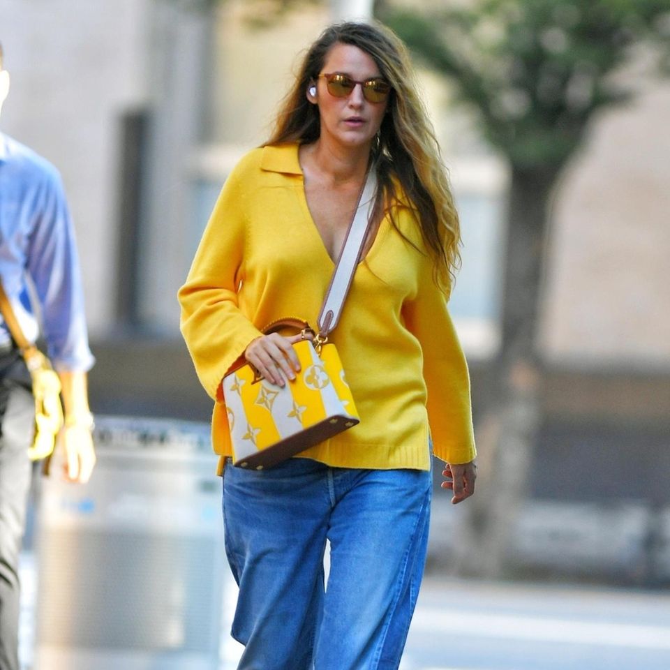In dem Outfit zieht Blake definitiv alle Blicke auf sich! Die Schauspielerin sieht in sonnengelbem Pullover und passender Louis Vuitton Tasche zwar so aus, als würde sie über den Runway gehen, schlendert allerdings nur entspannt über die Straßen von New York. Eine locker sitzende Jeanshose, Loafer in Braun und Gelb sowie eine verspiegelte Sonnenbrille runden den Freizeit-Style von Blake Lively ab.    