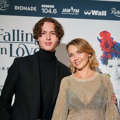 Tina Ruland mit ihrem Sohn bei der Premiere von "Falling | In Love" im Friedrichstadt-Palast Berlin.