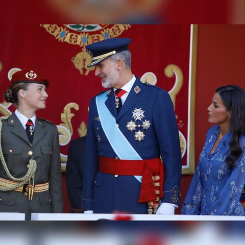 Prinzessin Leonor von Spanien mit ihren Eltern bei der Militärparade zum spanischen Nationalfeiertag.