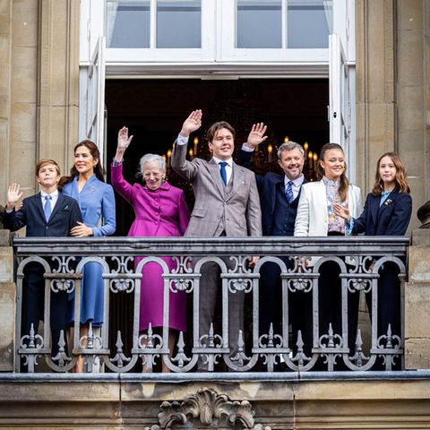Prinz Christian (Mitte) mit seiner Familie auf dem Balkon des Palastes.