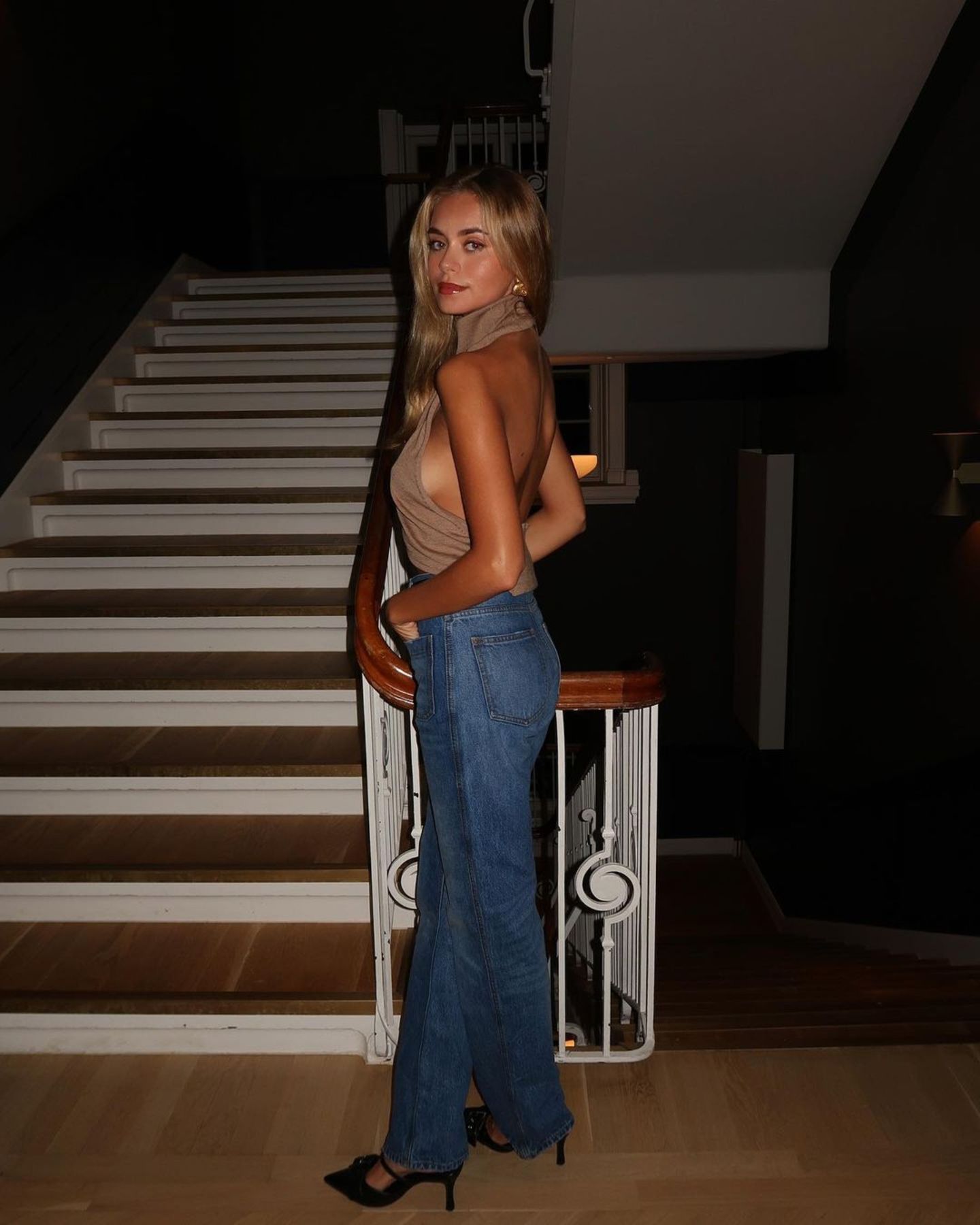 Leila Hasanovic zeigt sich in einem beigen, rückenfreien Neckholdertop, einer taillierten, geradegeschnittene Jeans und schwarzen Pumps. Das Model ist auf einer Veranstaltung in der Villa Copenhagen, allerdings ohne ihren Freund Mick Schumacher.