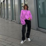 Influencerin Isabella Schmidt alias "Mrs. Bella" wird im rosafarbenen Strickpullover zur absoluten Style-Inspiration im tristen Herbst. Schwarze Hose und coole Sneaker dazu – fertig ist der Look! Ein weißes Shirt, das unter dem Pulli getragen wird, verleiht dem Look mehr Dimension. 