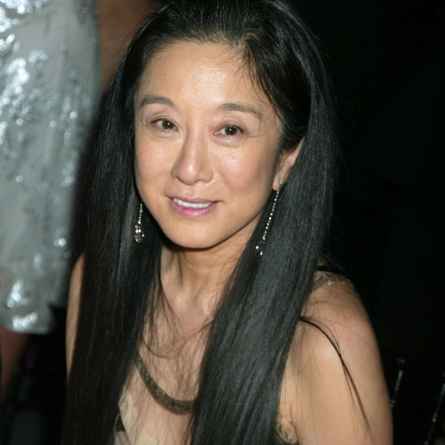 Vera Wang schreibt mit ihren Designs Modegeschichte, 1990 eröffnete sie ihre erstes eigene Modestudio. Die US-amerikanische Designerin ist vor allem für ihre extravaganten Kleidungsstücke und Brautkleider bekannt. Doch Wang macht auch immer wieder Schlagzeilen mit ihrem Äußeren. Kaum zu glauben ... 