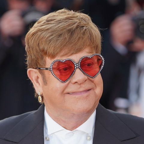 So kennt man Elton John: Der Sänger hat ein Faible für auffällige Sonnenbrillen und extravagante Bühnenoutfits.