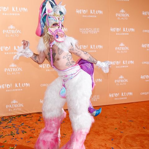 Bill Kaulitz erscheint auf Heidi Klums Halloween-Party als sexy Einhorn.