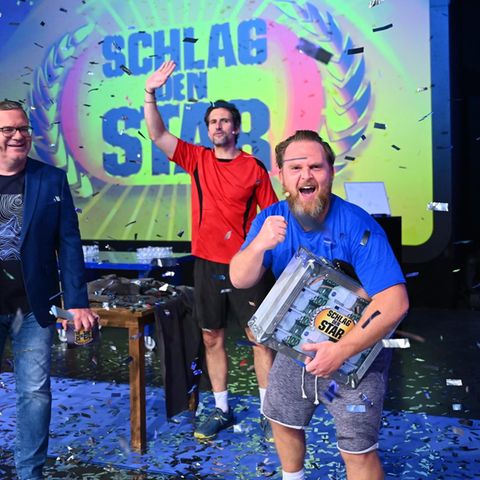Axel Stein zelebriert seinen Sieg bei "Schlag den Star".