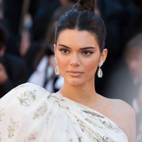 Model Kendall Jenner ist 28 geworden - und feiert mit gleich vier Geburtstagstorten.