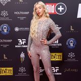 Walentina Doronina posiert in einem Glitzer-Catsuit auf dem roten Teppich. Beim mit Spannung erwarteten "Fame Fighting" tritt ihr Verlobter Can Kaplan gegen Gigi Birofio an – und gewinnt. 