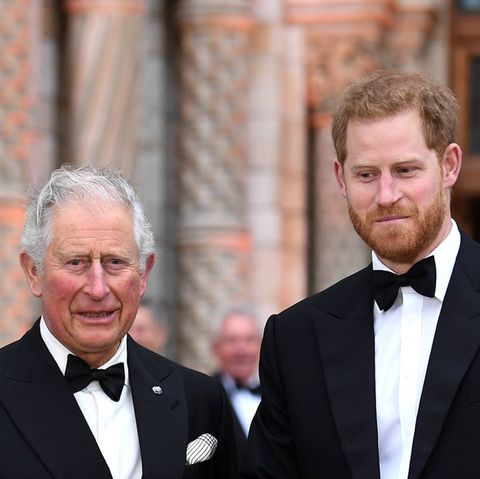 2019 schien das Verhältnis noch besser zu sein: Charles und Harry gemeinsam auf dem roten Teppich bei einer Premierenfeier in