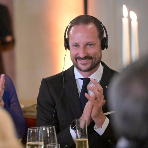 Kronprinz Haakon von Norwegen guter Laune beim Dinner in der Residenz.