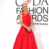 "All Red Everything" heißt es bei Nicky Hilton. Die Hotelerbin zeigt sich auf dem Red Carpet der CFDA-Awards in New York im klassischen A-Linien-Kleid und kombiniert dazu eine rote Schleife im blonden Haar. Auch Clutch und Fingernägel erstrahlen in Rot. 