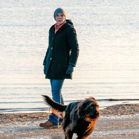 "Der Usedom-Krimi: Friedhof der Welpen": Karin Lossows (Katrin Sass) Hund Lucky nimmt Witterung auf.
