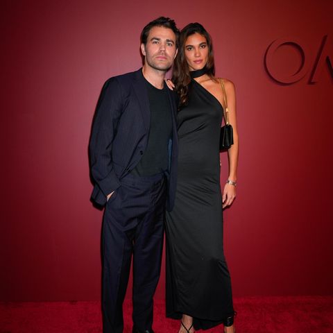 Welche Farbe verstärkt vor einer bordeauxroten Wand besonders den Party-Glam? Na klar, der schwarze und dunkelblaue Abend-Klassiker! "Vampire Diaries"-Star Paul Wesley zeigt dabei im Nadelstreifenanzug sein Trendbewusstsein, "Strike a Pose" lautet das Motto bei Freundin Natalie Kuckenberg: Asymmetrie trifft bei ihrer Robe auf Bodenlänge — was für ein Wow-Auftritt bei der Omega Exhibition Opening Party in New York!
