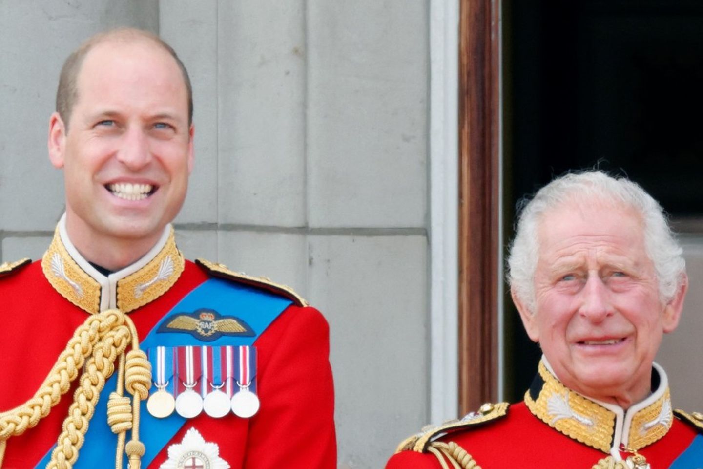 König Charles III. (r.) will seinen 75. Geburtstag offenbar zunächst in kleiner Runde feiern.