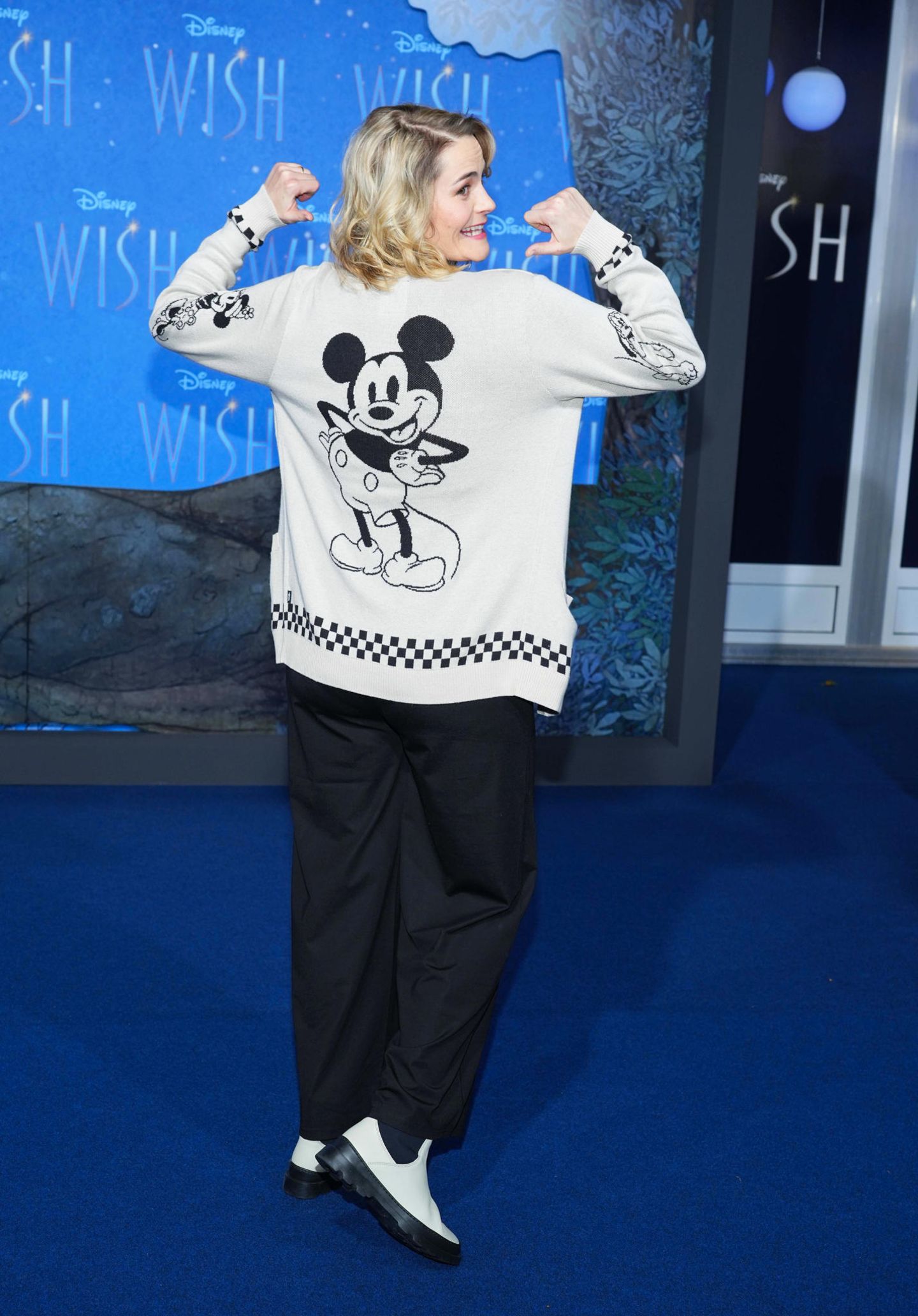 Comidienne und Podcasterin Hazel Brugger hat sich als Disney-Fan ihren eigenen Micky Maus auf grauem Cardigan zur schwarzen Hose gleich selbst mitgebracht.