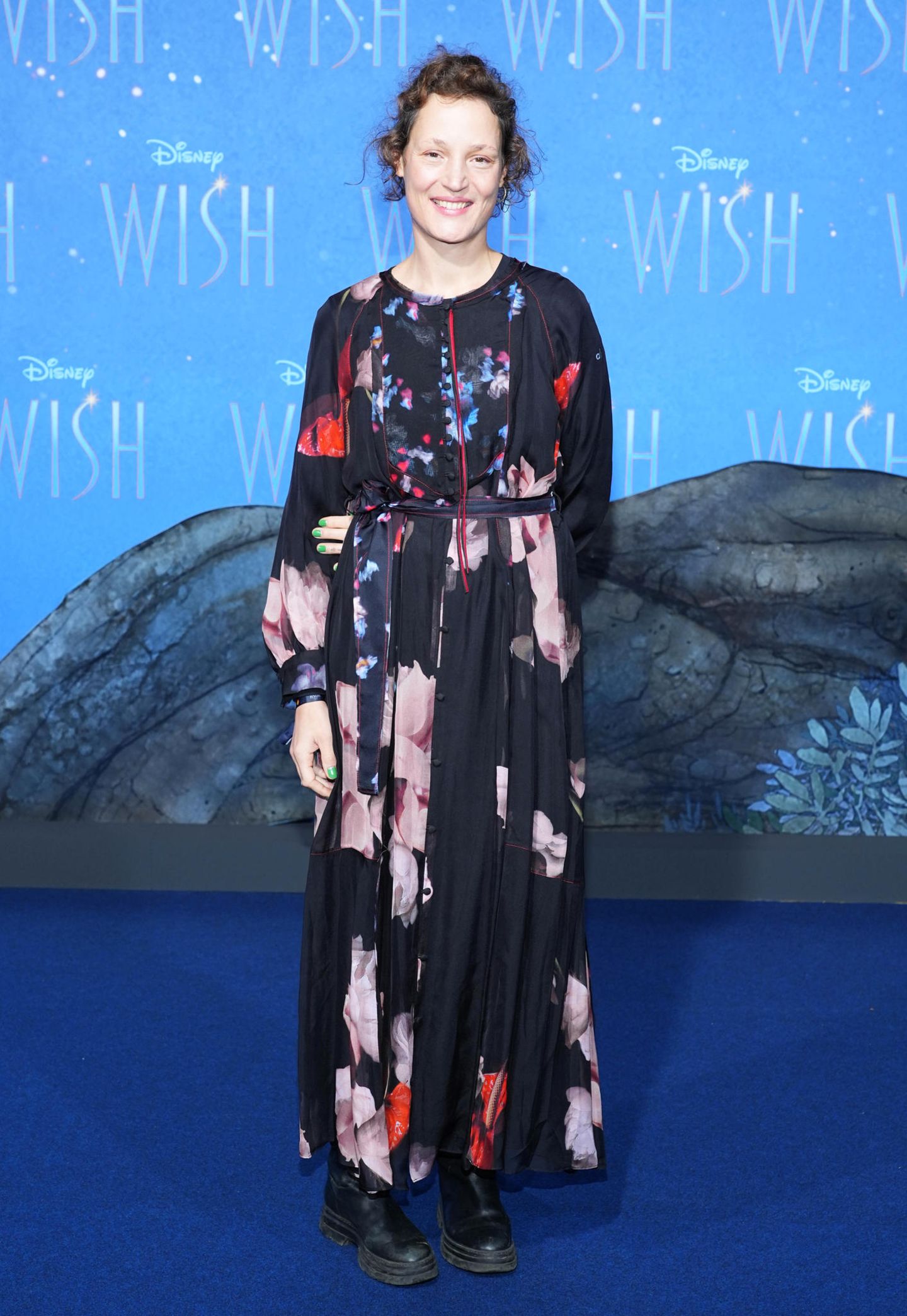 Vicky Krieps zeigt sich bei der Premiere von Disneys "Wish" im schwarzen Blumen-Look ganz romantisch.