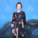 Vicky Krieps zeigt sich bei der Premiere von Disneys "Wish" im schwarzen Blumen-Look ganz romantisch.