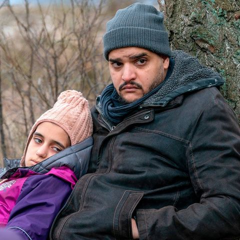 "Der Usedom-Krimi: Geburt der Drachenfrau": Ahmad Bashmani (Yasin El Harrouk) wartet mit seiner Tochter Amira (Valtina Simogy)