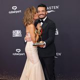 Giovanni Zarrella gehört zu den glücklichen Preisträgern. Er räumt in der Kategorie Entertainment ab. Auf dem Red Carpet gibt es dafür von seiner Frau Jana Ina einen Kuss. Beide nehmen den eleganten Dresscode sehr ernst. 