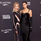 Gleich zwei internationale Topmodels beehren die Bambi-Preisverleihung in München: Stella Maxwell und Irina Shayk setzen dabei auf den Klassiker Schwarz, den sie unterschiedlich interpretieren. 