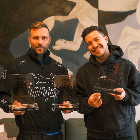 Kontra K (l.) und Nico Santos präsentieren ihre "Nummer 1 Awards" der Offiziellen Deutschen Charts.