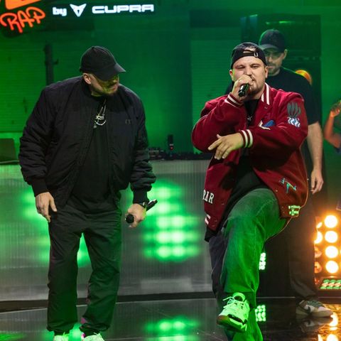 "The Voice Rap"-Sieger Leon "Ezo" Weick (rechts) auf der Bühne mit Coach Kool Savas (links).