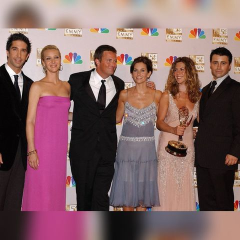 Alle "Friends"-Stars bei den Emmy Awards im Jahr 2002 v.l.n.r.: David Schwimmer, Lisa Kudrow, Matthew Perry, Courteney Cox, Je