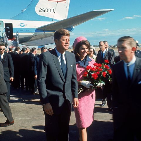 Nach außen führten sie eine Muster-Ehe, doch John F. Kennedy betrog seine Frau Jackie bei jeder sich bietenden Gelegenheit. Da