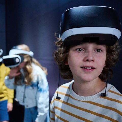 "Morin": Morin (Leo Alonso-Kallscheuer, r.) bei der Aufnahmeprüfung in der Simulation mit den anderen Bewerbern.