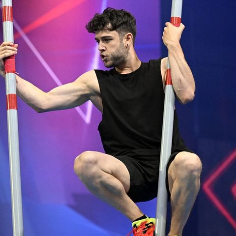 Sänger Luca Hänni an einem der Hindernisse im "Ninja Warrior Germany - Promi-Special".