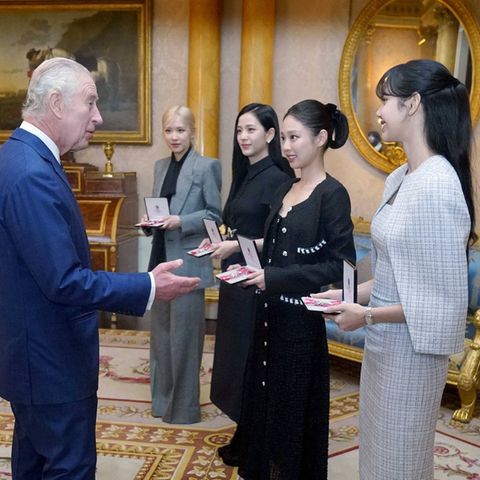 König Charles überreichte die Auszeichnung an die vier Girlband-Mitglieder im Buckingham Palast.