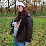 Knapp einen Monat ist es her, dass Chryssanthi Kavazi ihre Schwangerschaft verkündet hat. Jetzt ist die Babykugel schon mächtig gewachsen und selbst im dicken Winterpullover gut zu sehen. Die Schauspielerin umgibt der sogenannte "Baby-Glow" – von Erschöpfung ist keine Sicht. 