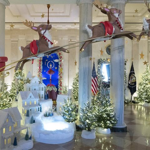Im Foyer des Weißen Hauses düst Rudolph mit seinen Rentier-Kollegen durch die Luft.