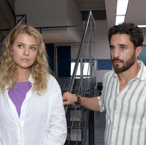 "GZSZ": Alicia und Tobias begreifen, wie sehr Carlos sie getäuscht hat.