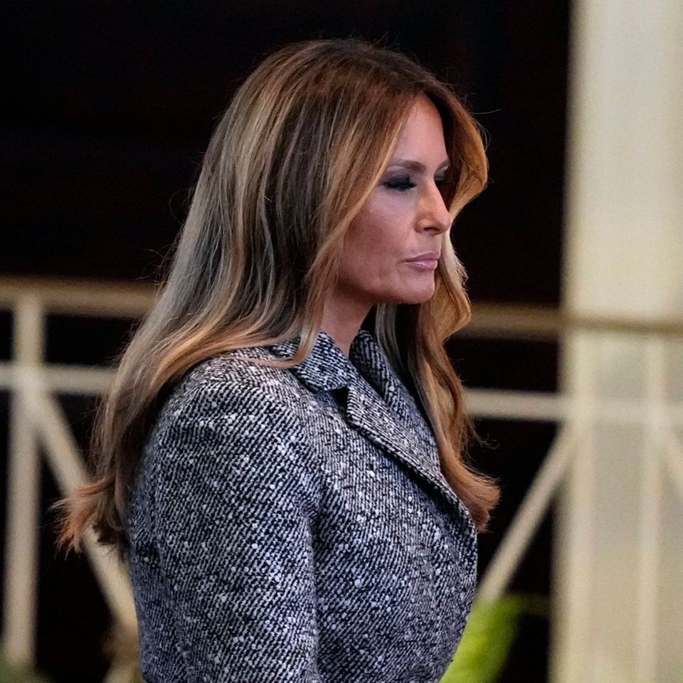 Melania Trump in Grau bei der Gedenkfeier für Rosalynn Carter.