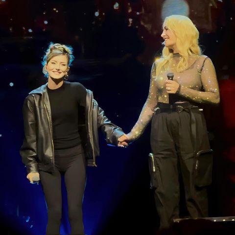 Summer Terenzi und Sarah Connor am 3. Dezember gemeinsam auf der Bühne in der Mercedes-Benz Arena in Berlin.