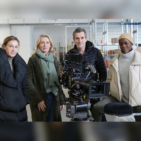 "Tatort: Geisterfahrt" läuft am 11. Februar (v.l.): Regisseurin Christine Hartmann, Maria Furtwängler (Charlotte Lindholm), Ka