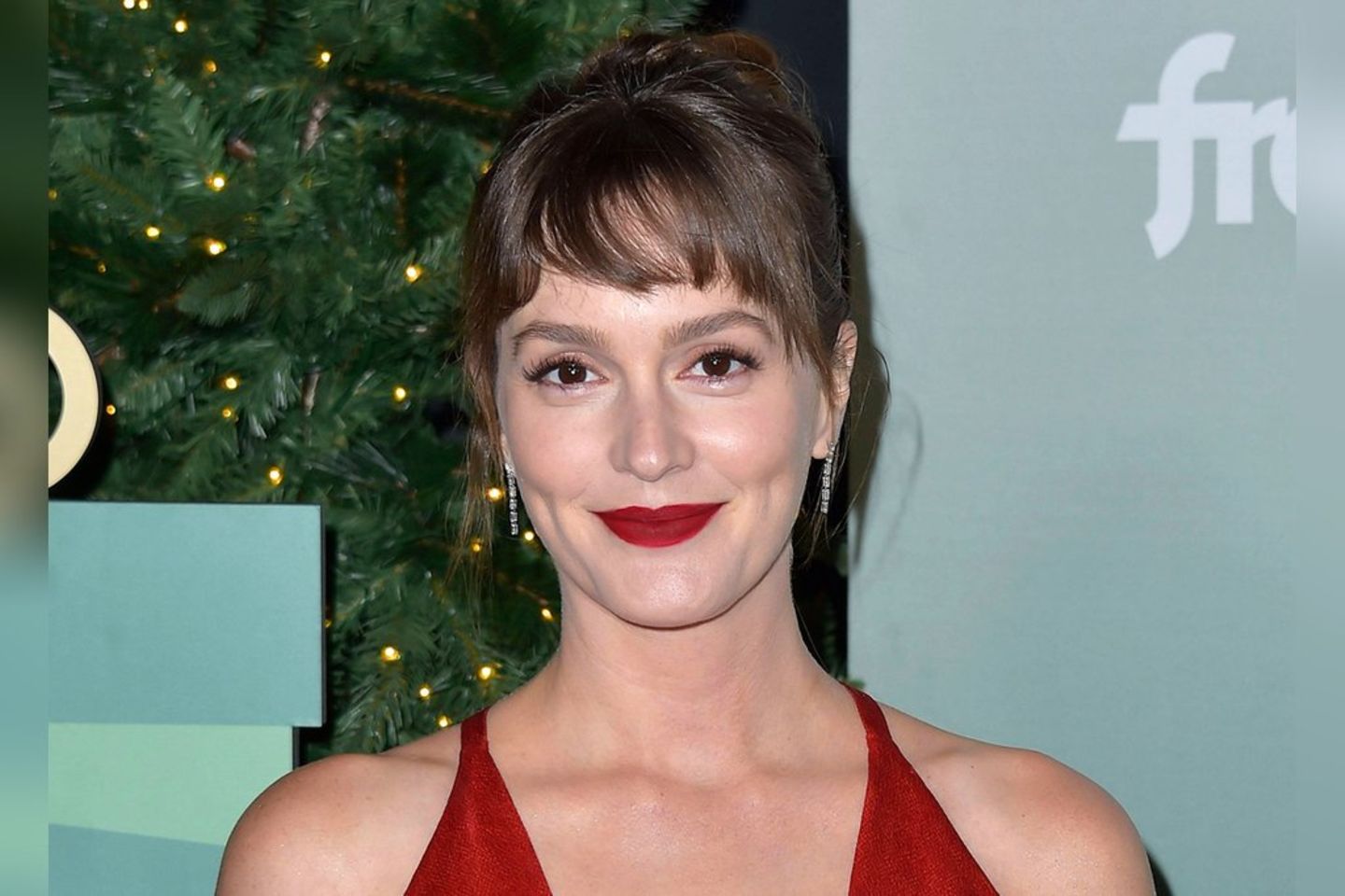 Schauspielerin Leighton Meester macht es vor: Festliches Weihnachts-Make-up muss gar nicht aufwändig sein.