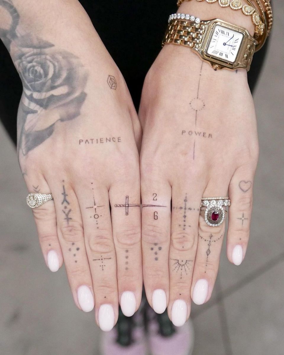 Miley Cyrus Die Sängerin zeigt ihre unzähligen Tattoos
