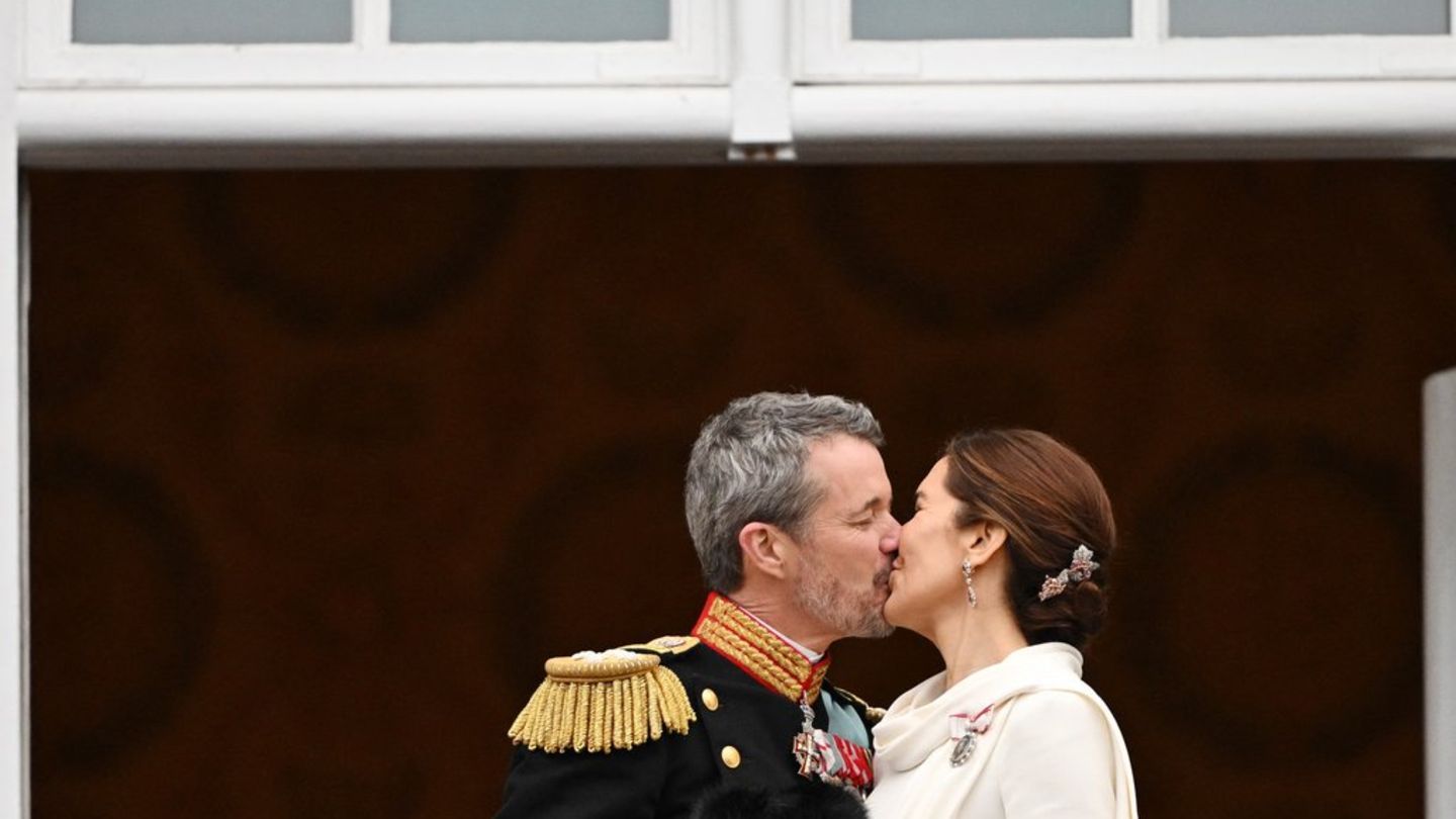 König Frederik X Und Königin Mary Ein öffentlicher Kuss Zum Thronwechsel