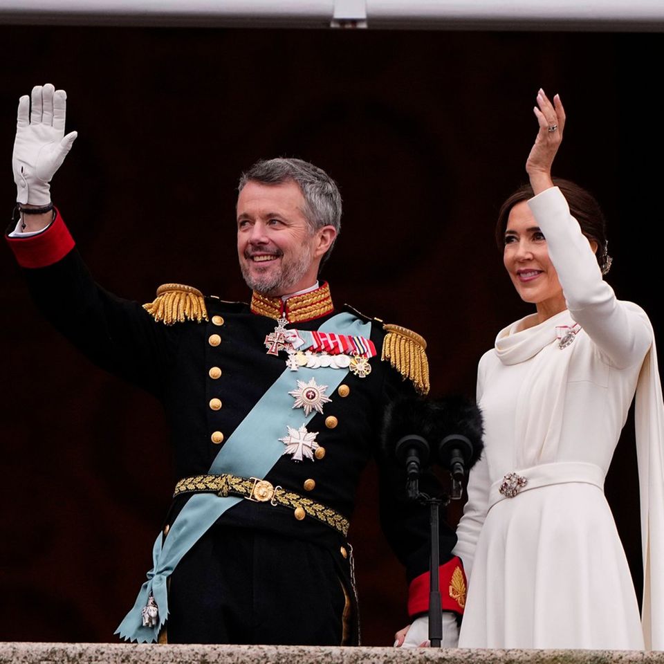 Frederik X. und Mary von Dänemark zeigen sich erstmals als neues Königspaar.